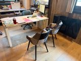 deux chaises placées devant un bureau