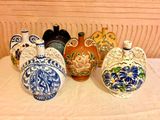 de nombreux vases posés sur une table