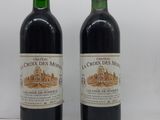deux bouteilles de vin posées l'une à côté de l'autre sur une table
