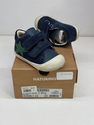 baskets bleu marine et vertes pour petit garçon, avec une étoile verte sur le côté