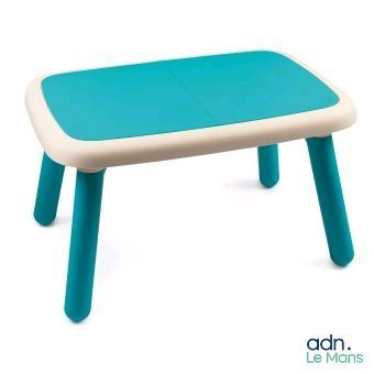 une petite table avec un plateau bleu sur fond blanc