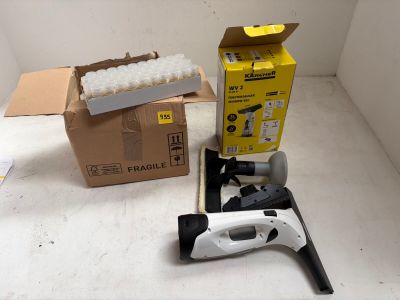 une boîte et une agrafeuse posées par terre à côté d'une boîte de colle