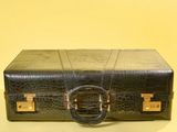 une valise noire posée sur une table