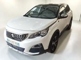 La voiture blanche est garée dans une pièce blanche au sol blanc.