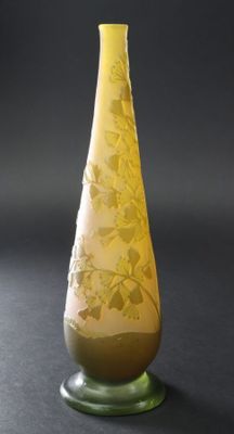 un vase jaune posé sur une table noire