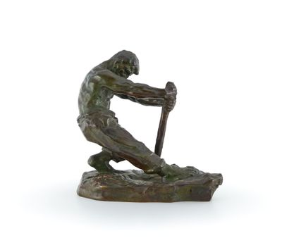 statue en bronze représentant un homme tenant un bâton, assis sur un rocher