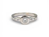 gros plan d'une bague en diamant sur fond blanc