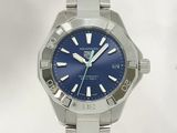 gros plan d'une montre-bracelet avec un cadran bleu