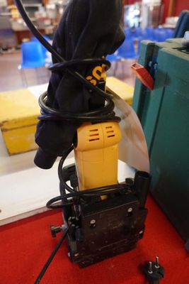 une machine posée sur un tapis rouge