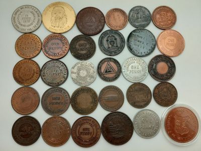 de nombreux types de pièces sur la table