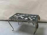 une petite table ornée d'un motif floral