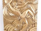 une image représentant une sculpture en or d'une femme sur une vague