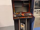 deux bornes d'arcade placées l'une à côté de l'autre dans une pièce