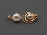 une paire de boucles d'oreilles en perles et or