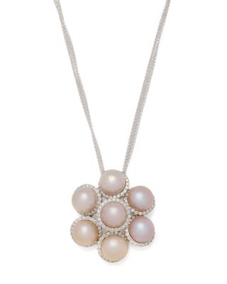 un pendentif composé d'une perle rose et de diamants, monté sur une chaîne