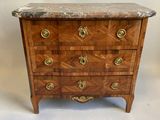 commode ancienne avec dessus en marbre et poignées en laiton