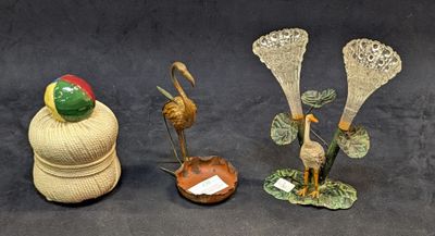 Pique-fleurs et vide poche en tôle à décor de héron et flama…