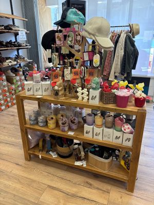une étagère en bois sur laquelle sont disposés divers articles dans un magasin