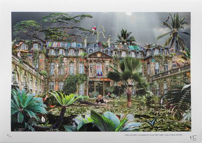une photo d'une photo d'un bâtiment au milieu de la jungle