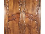 une photo d'une armoire en bois dont les portes sont ornées de sculptures