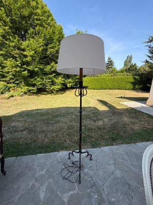 une lampe posée sur un pied dans le jardin