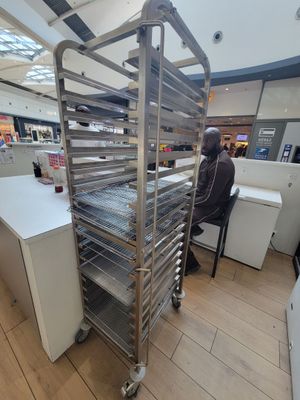 une photo d'une cuisine professionnelle avec une étagère remplie d'aliments