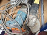 tout un tas d'outils posés sur une table