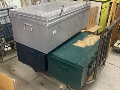 de nombreux cartons empilés les uns sur les autres dans un entrepôt