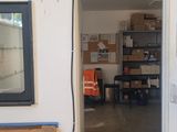 vue d'une pièce avec un miroir et une table