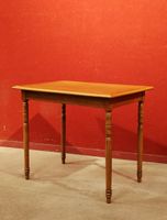 Table en chêne à pieds tournés.