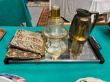 un plateau sur lequel se trouvent une bouteille de vin et un verre