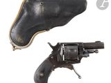 deux revolvers placés l'un à côté de l'autre sur un fond blanc