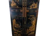 une image représentant une armoire noire ornée de motifs orientaux