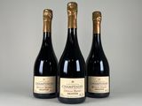 trois bouteilles de vin posées sur une table