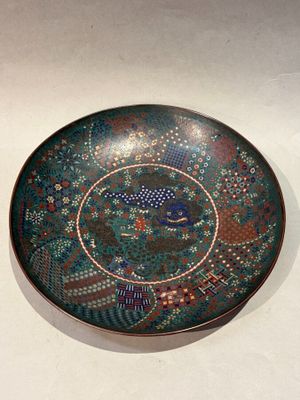 une image représentant une assiette décorative sur laquelle figure un oiseau