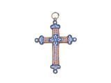 une croix ornée d'un motif bleu et rouge