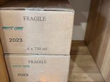 deux boîtes de « fragilele » sur une étagère dans un magasin