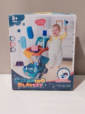 une boîte contenant une petite voiture et du matériel de nettoyage