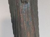 une statue représentant un oiseau perché sur une table