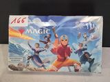 une photo d'une boîte du jeu « Magic : The Gathering » posée sur une table