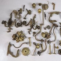 Lot d'éléments en bronze doré, dont embrasses de rideaux et … (photo 2)