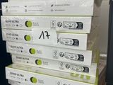 des boîtes empilées les unes sur les autres sur une étagère dans un magasin