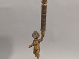 une statue représentant une personne tenant un parapluie, posée sur un socle
