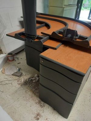 un bureau équipé d'un lavabo et de toilettes