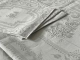 un gros plan sur une nappe ornée d'un monogramme