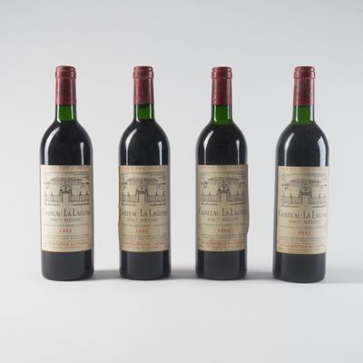 trois bouteilles de vin sont alignées sur une surface blanche