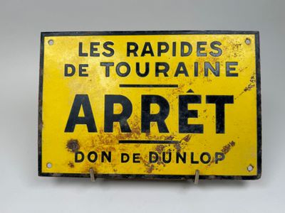 panneau de signalisation jaune et noir sur un mur blanc dans une pièce