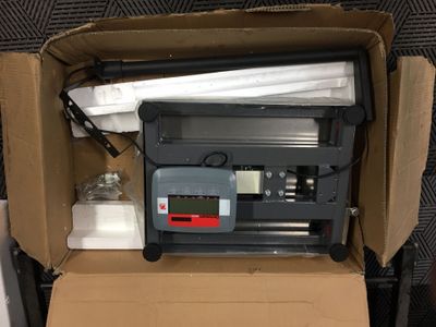 une boîte contenant une imprimante, posée sur une table