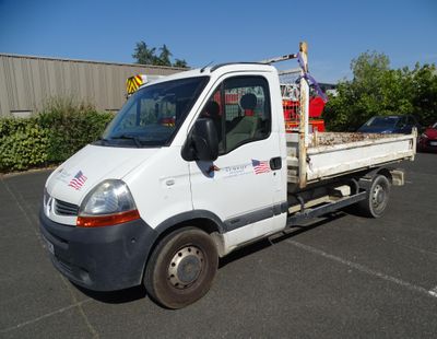 un camion blanc garé dans un parking