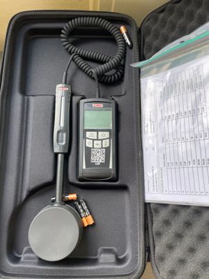 une boîte contenant une calculatrice et un appareil de mesure